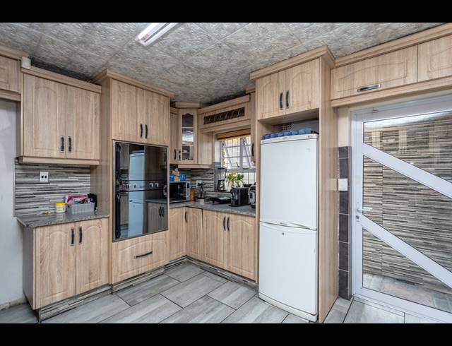 5 BEDROOM FREEHOLD SOLD IN BEROMA